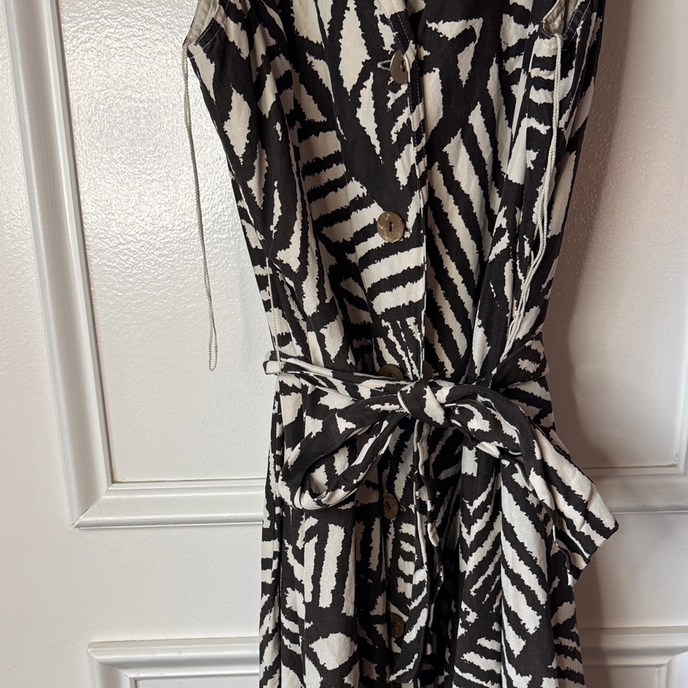 Chic Brown and White Leaf Pattern Maxi Dress - Picture 5 of 7